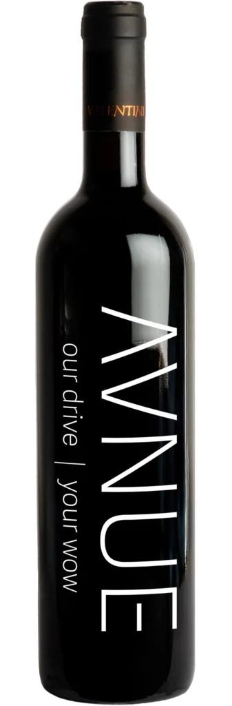 Fles rode wijn met het label 'AVNUE' en de slogan 'your drive | your wow'.