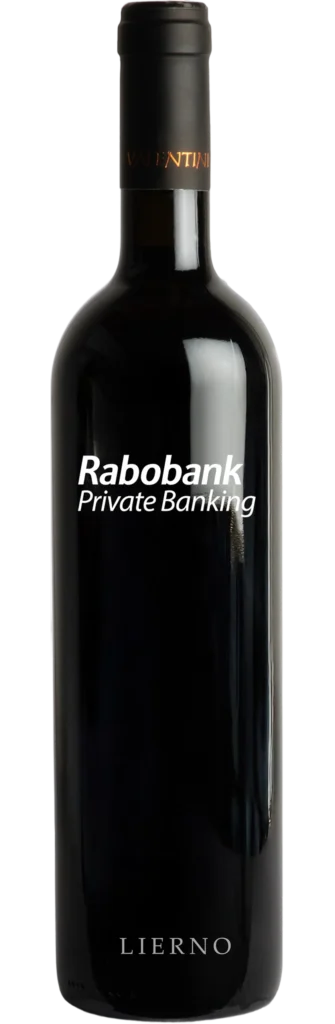 Donkere wijnfles met het logo van Rabobank Private Banking en de naam Lierno op het etiket.