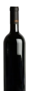 Fles rode wijn met zwarte capsule en etiket.