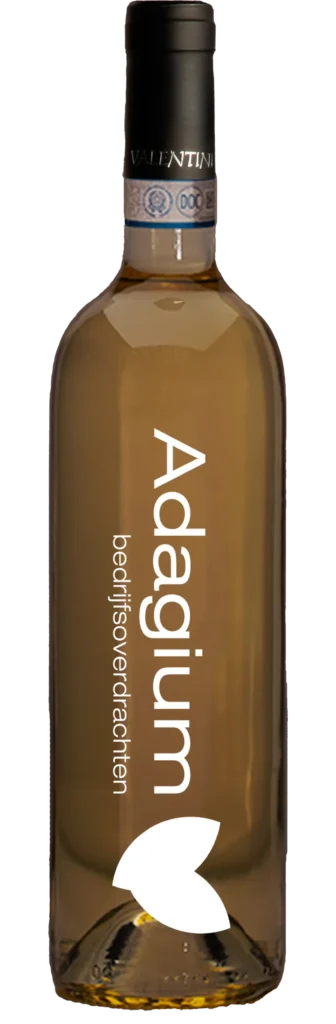 Witte wijnfles met het logo en de tekst van Adagium bedrijfsoverdrachten op het etiket.